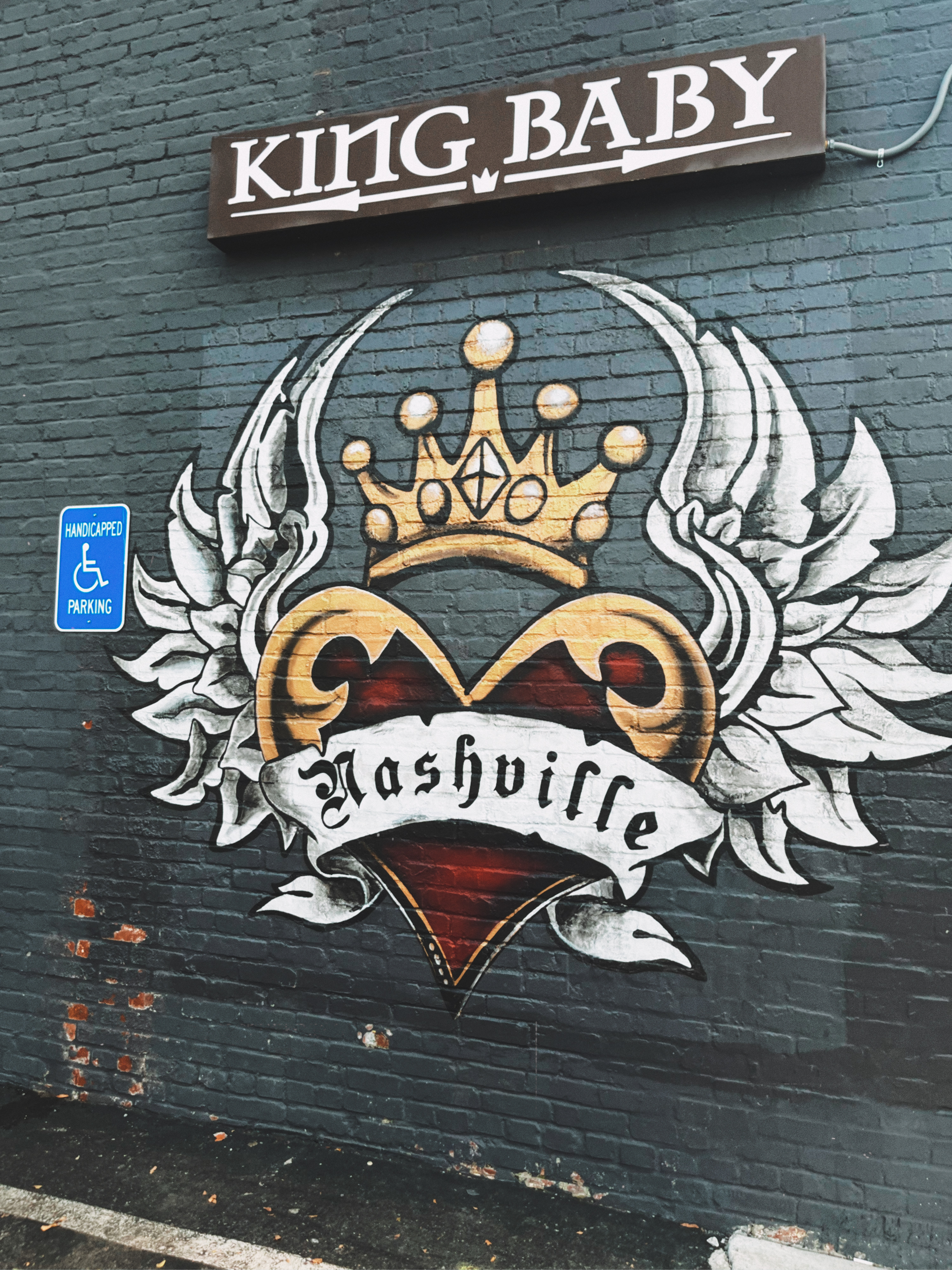 Mural of a heart with wings and a crown, it says Nashville 